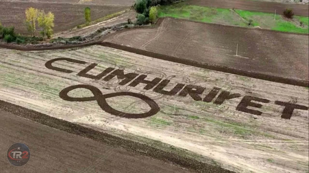 Amasyalı çiftçi tarlasına traktörüyle 'Cumhuriyet' yazdı