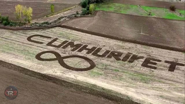 Amasyalı çiftçi tarlasına traktörüyle 'Cumhuriyet' yazdı