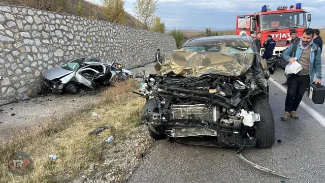 Çorum'da iki otomobil çarpıştı: 4 ölü, 2 yaralı