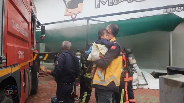 Mersin'de halı ve mobilya mağazasında yangın: 80 kişi tahliye edildi