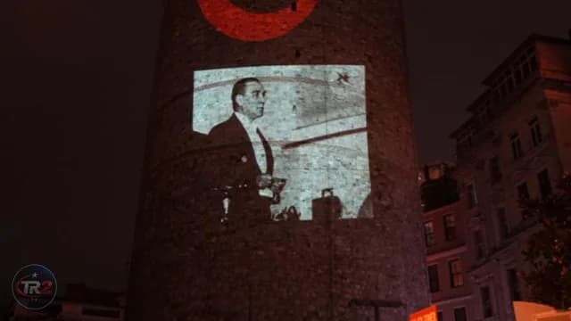 Galata Kulesi'nde 29 Ekim'e özel Atatürk gösterisi