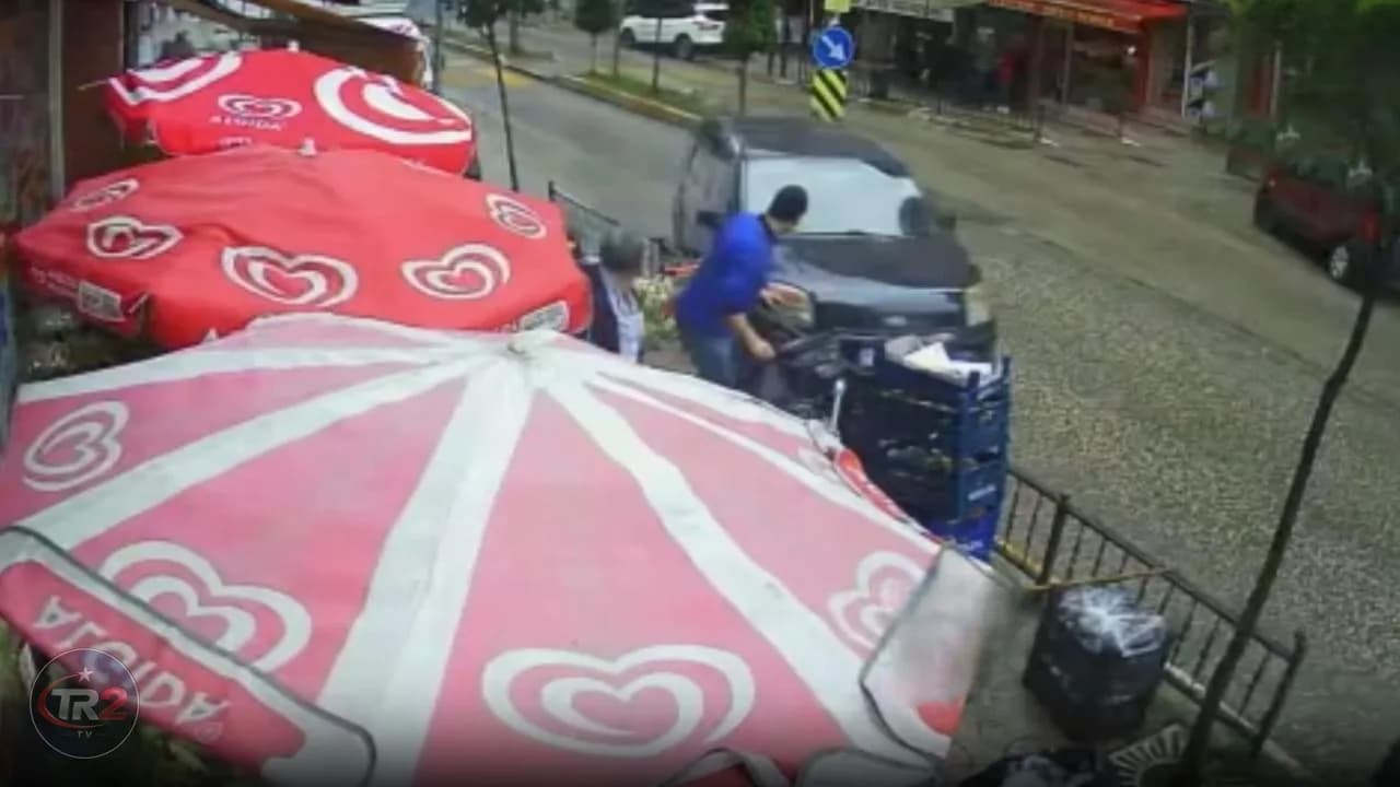 Giresun'da otomobil kaldırımdaki yayalara çarptı: 3 yaralı