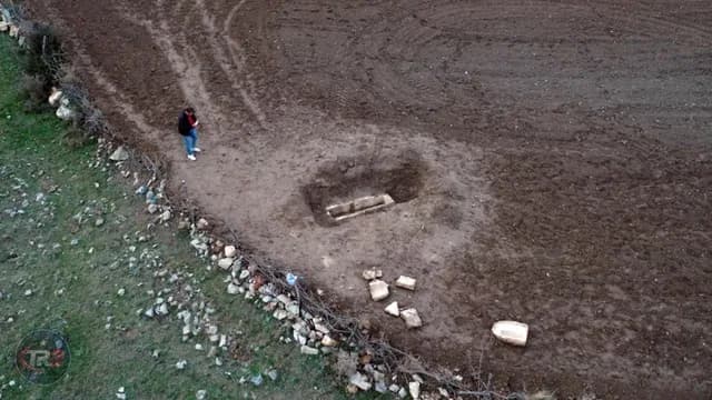 Kastamonu'da tarlasını süren çiftçi lahit buldu
