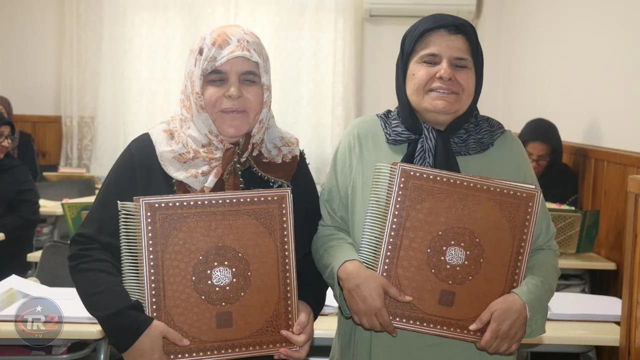 Parmak uçlarıyla Kur'an-ı Kerim'i birçok kez hatmettiler