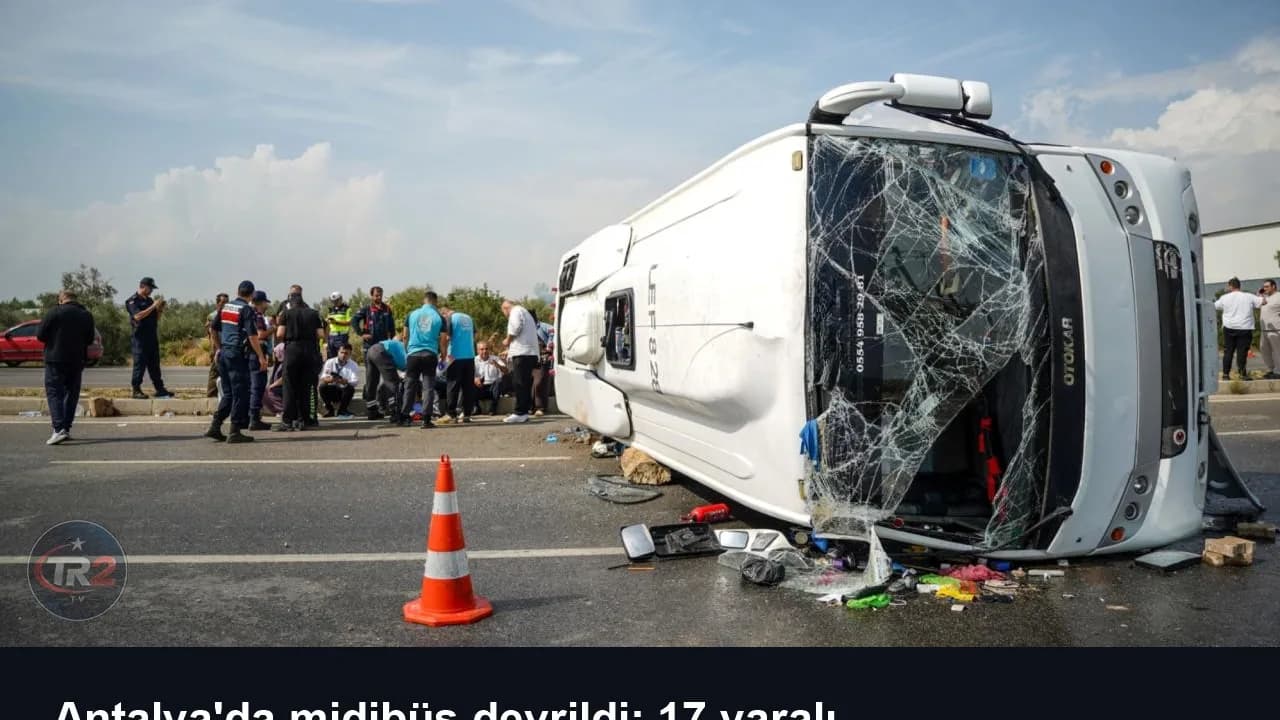 Antalya'da midibüs devrildi: 17 yaralı