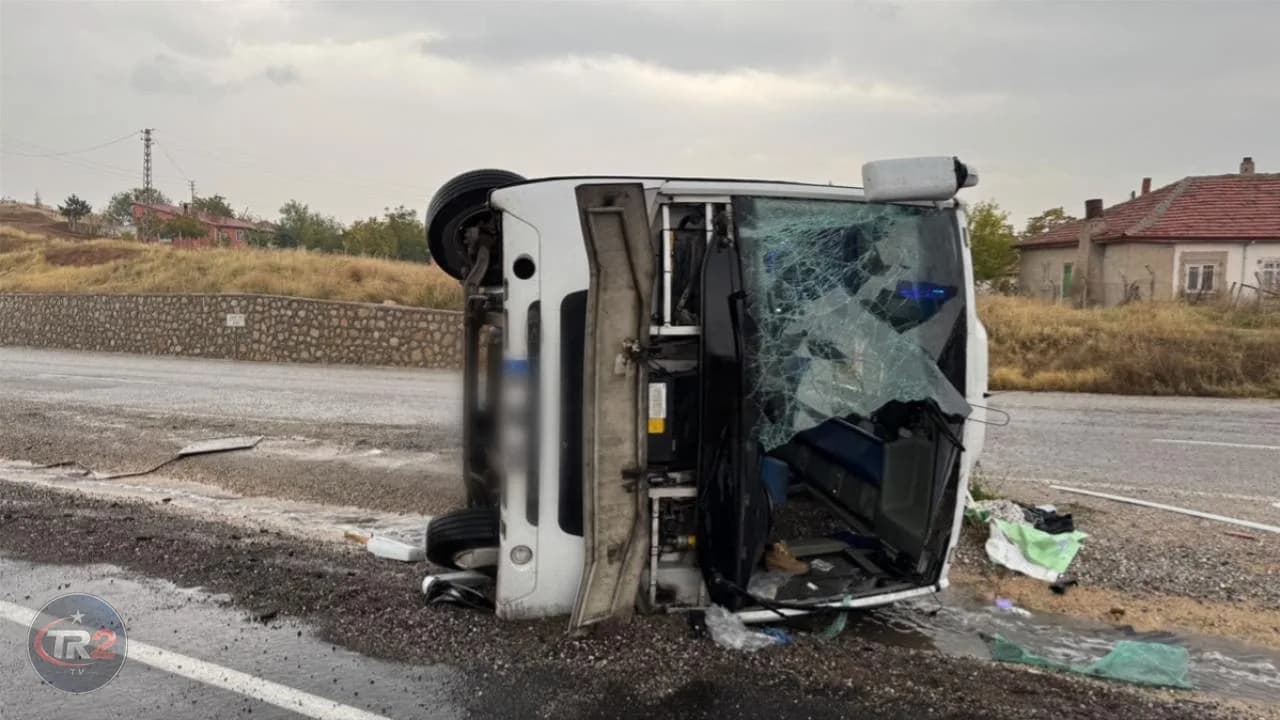 Kırıkkale'de işçileri taşıyan midibüs devrildi: 15 yaralı