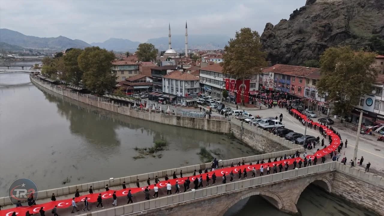 Çorum Cumhuriyet coşkusu: 103. yılda 103 metrelik bayrakla yürüdüler