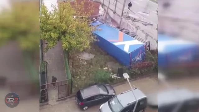 Sultangazi'de iki araca çarpan tır yol kenarına devrildi