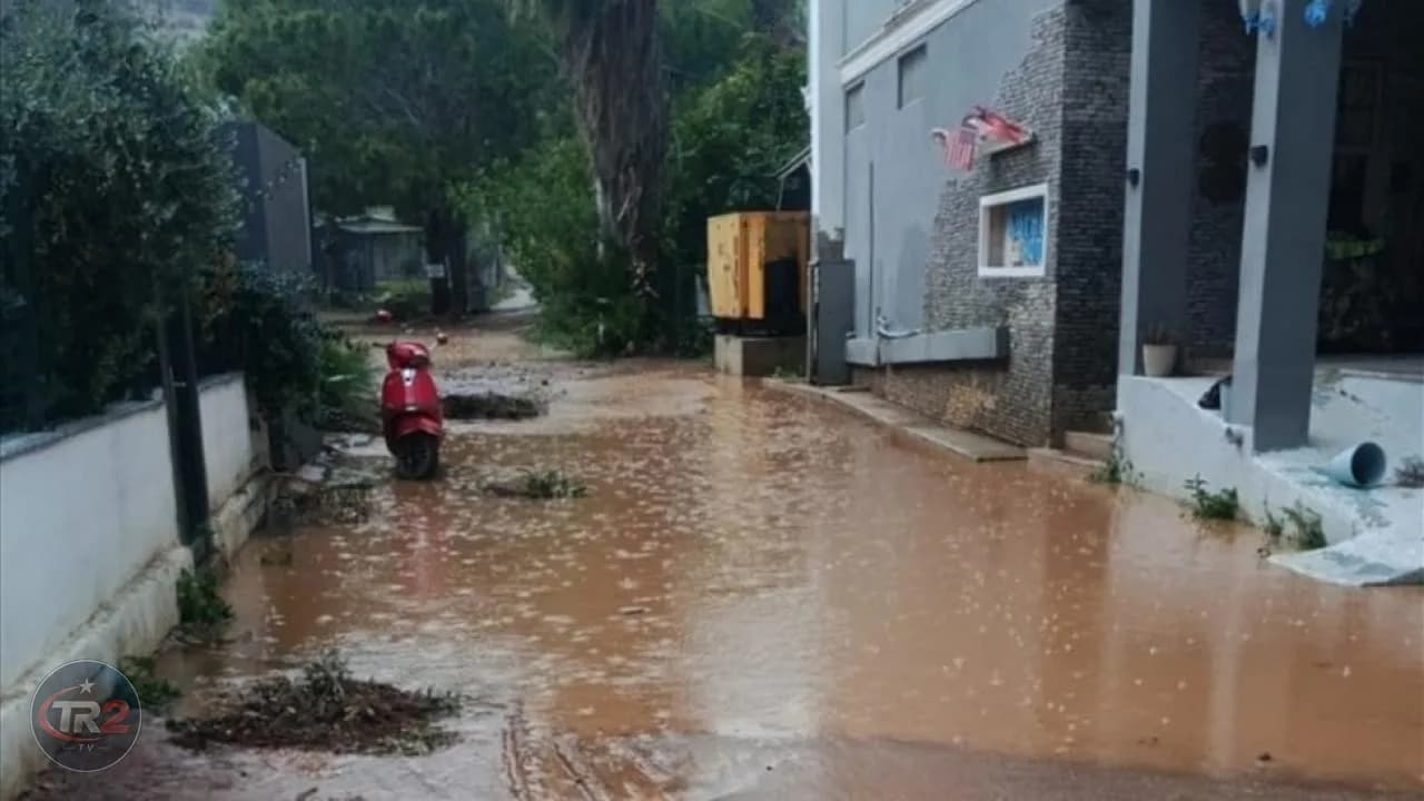 Mersin'de sağanak: Ev ve iş yerlerini su bastı