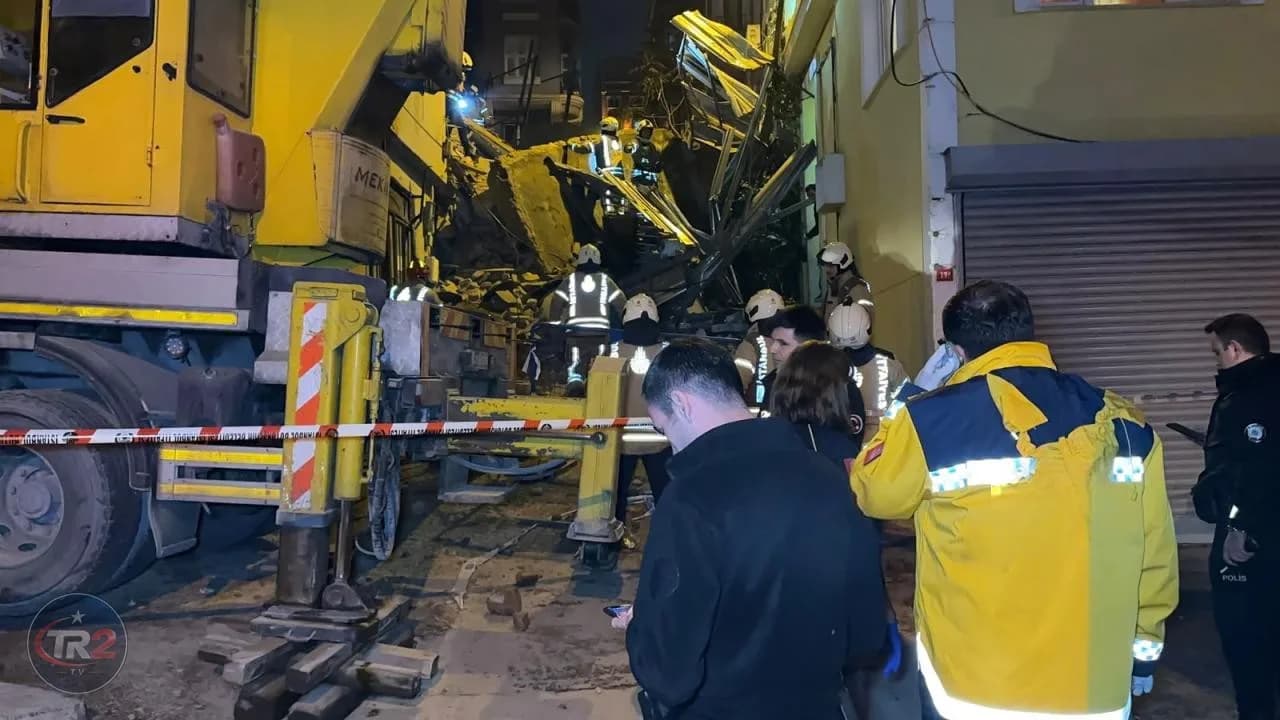 Beyoğlu'nda 5 katlı metruk bina çöktü