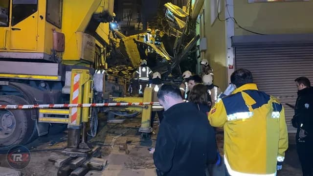 Beyoğlu'nda 5 katlı metruk bina çöktü