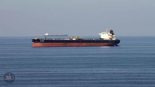 İran Devrim Muhafızları, Hürmüz Boğazı'nın güneyinde 2 petrol tankerini durdurdu