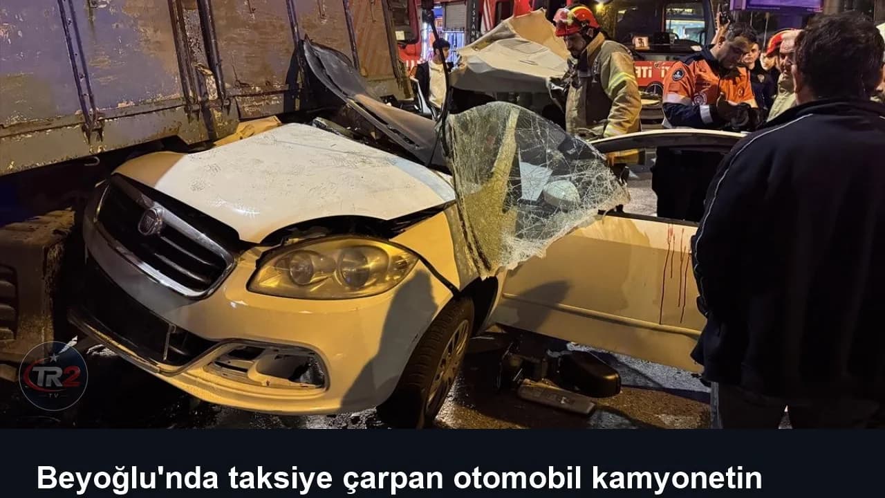 Beyoğlu'nda taksiye çarpan otomobil kamyonetin altına girdi: 3 yaralı